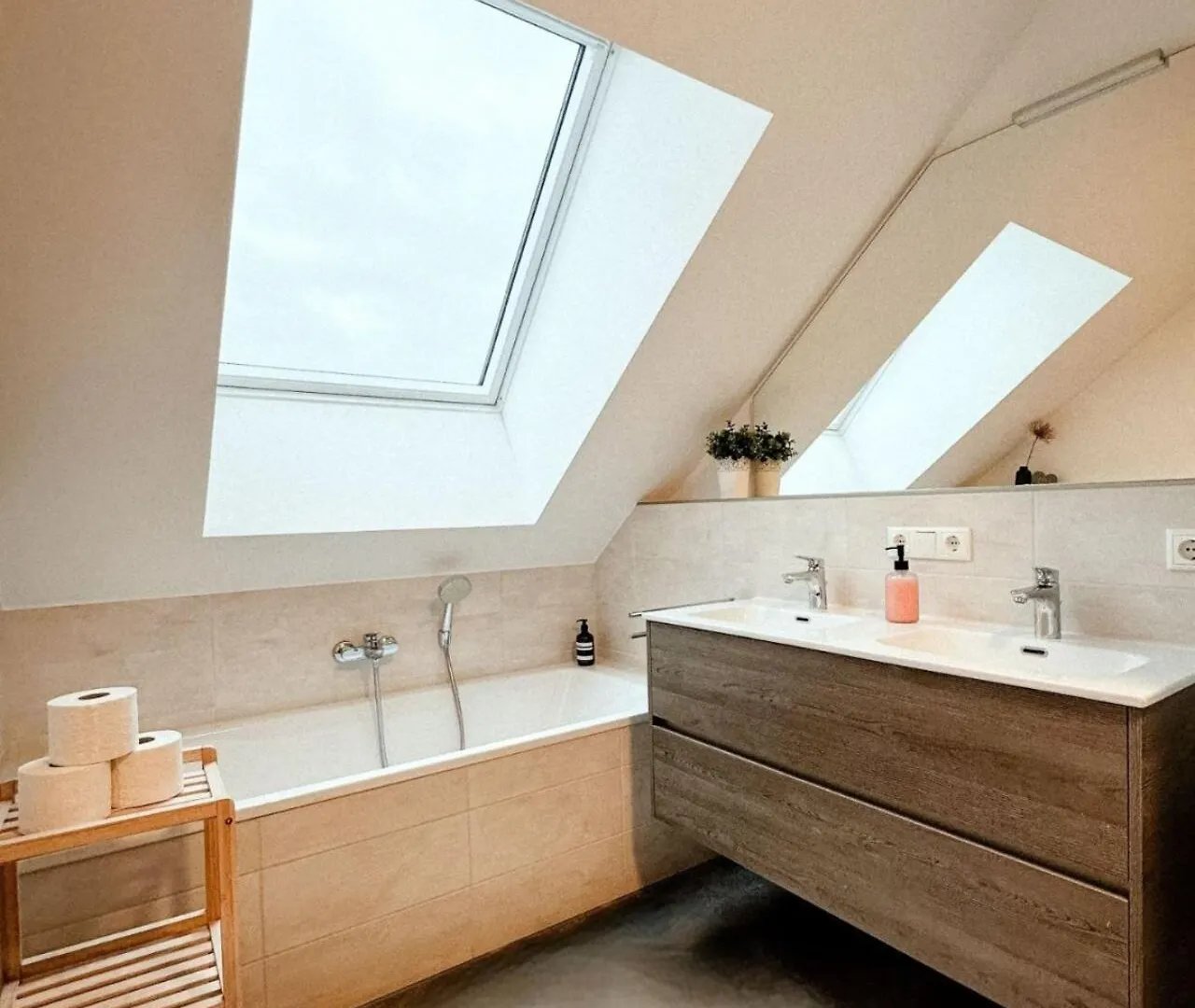 Sali Homes K39 Monte-Carlo -Spacious 6-Bedroom Apartment With Terrace And Garden Views In Bayreuth Ideal For Groups